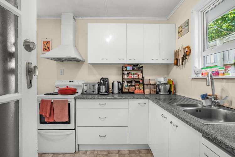 218 Dowse Drive Maungaraki_7