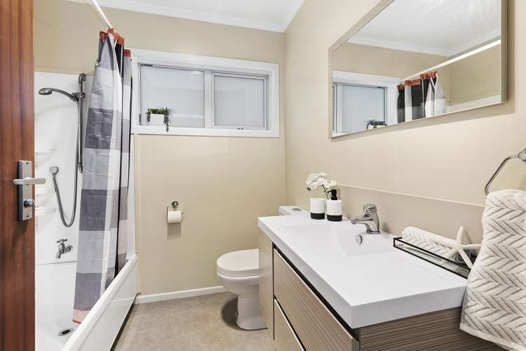 51 Winston Street Crofton Downs_14