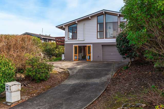 Stylish & Spacious - Lake Views, Prime Spot!