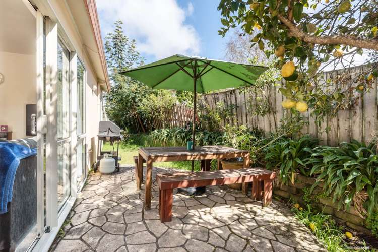 2/90 Target Road Totara Vale_11