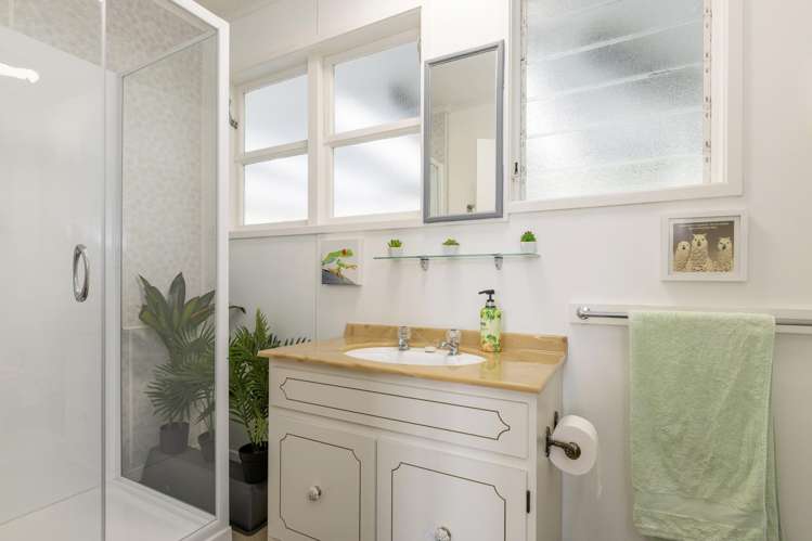 11 Earle Place Acacia Bay_13