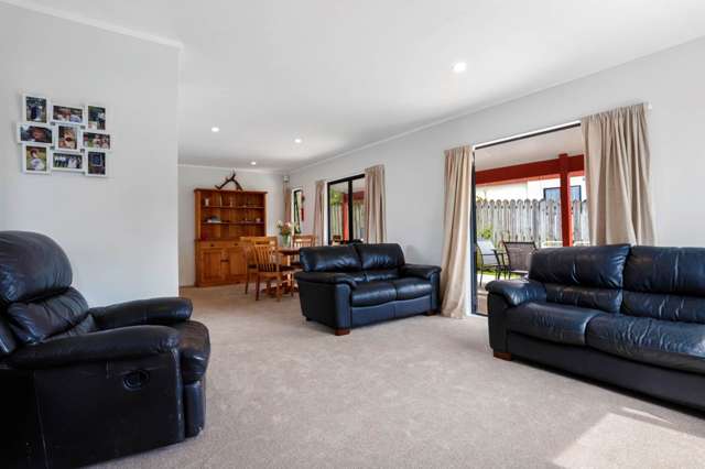 6 Thalia Place Totara Vale_1