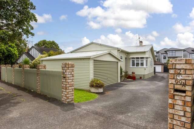 Character 1920s Bungalow – Royal Oak Fully Furnished