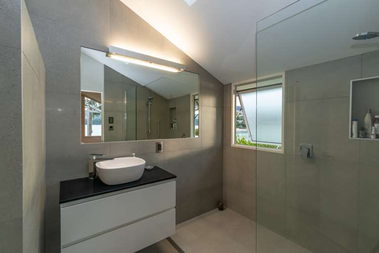 425 Marine Drive Charteris Bay_15