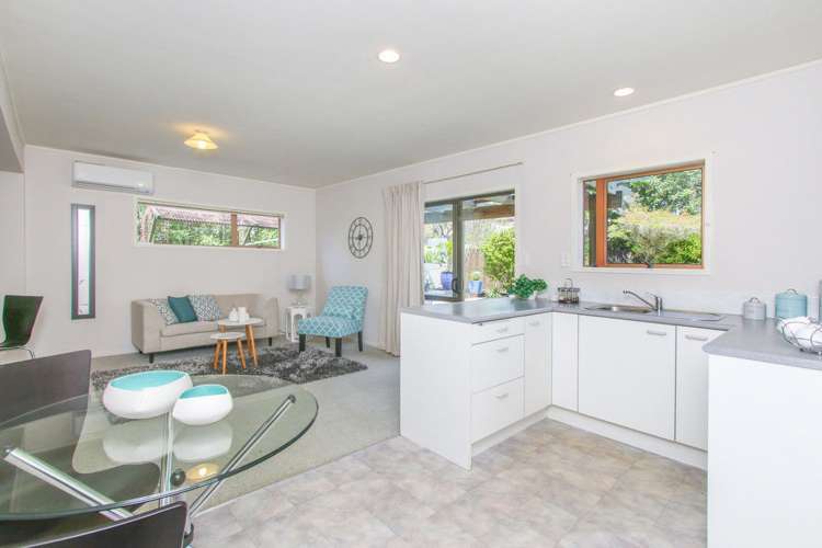 2/7 Malloy Place Eastern Beach_10