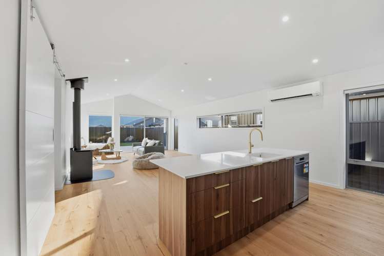 42 Burdon Loop Lake Hawea_10