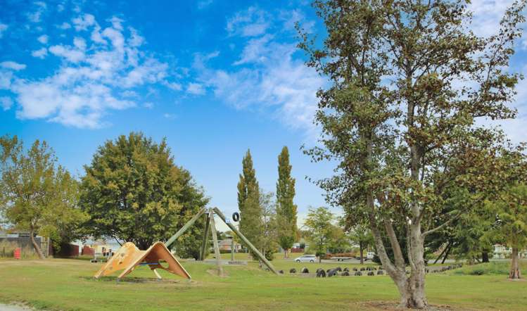 14 Oxford Street Gore Surrounds_21