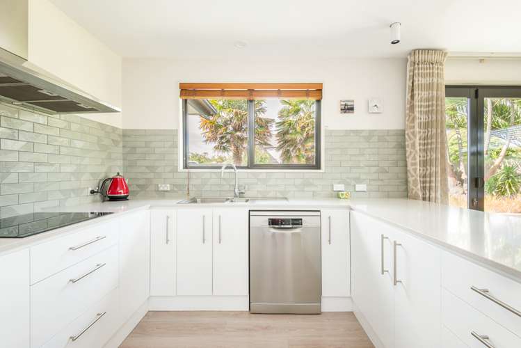 64 Travis Country Drive Burwood_8