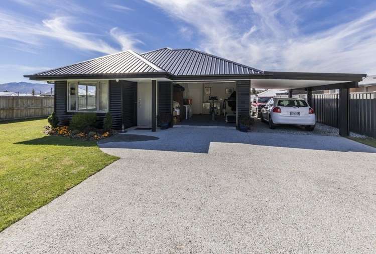 20 Quinnat Street Albert Town_23