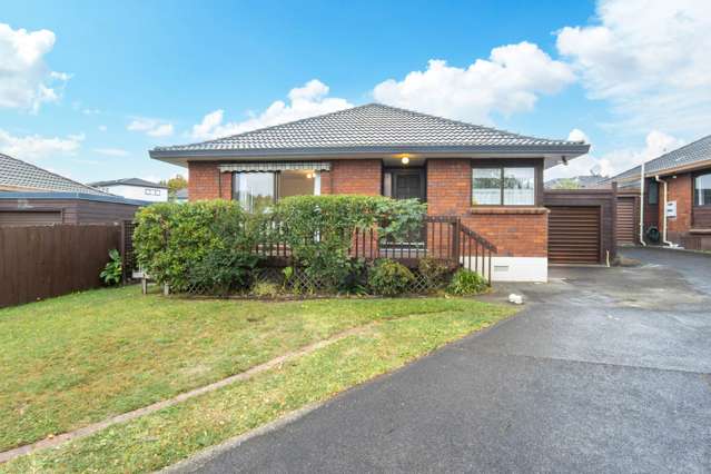 Step Into Sun-Soaked Comfort and Classic Charm!