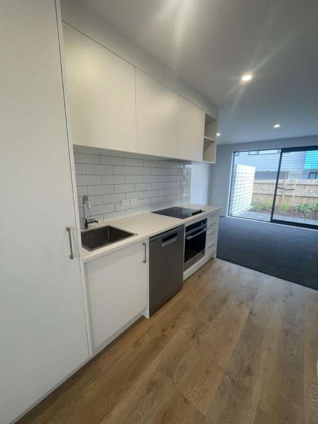 Fruitvale Rd Home, Pets Allowed and a Carpark