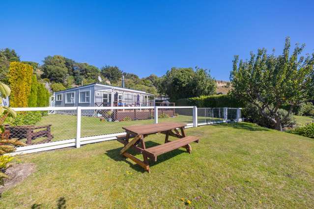 Immaculately Presented River Retreat!