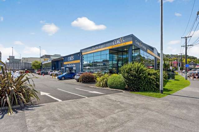 LARGE CENTRAL WAREHOUSE / SHOWROOM