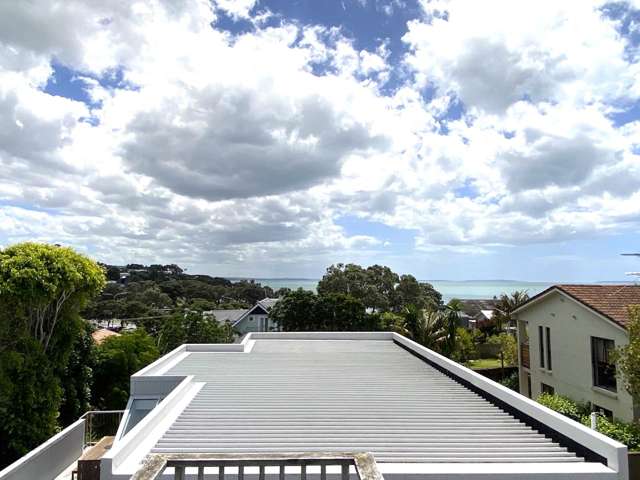 Classic Family Home in Sunny Narrow Neck - Fur...