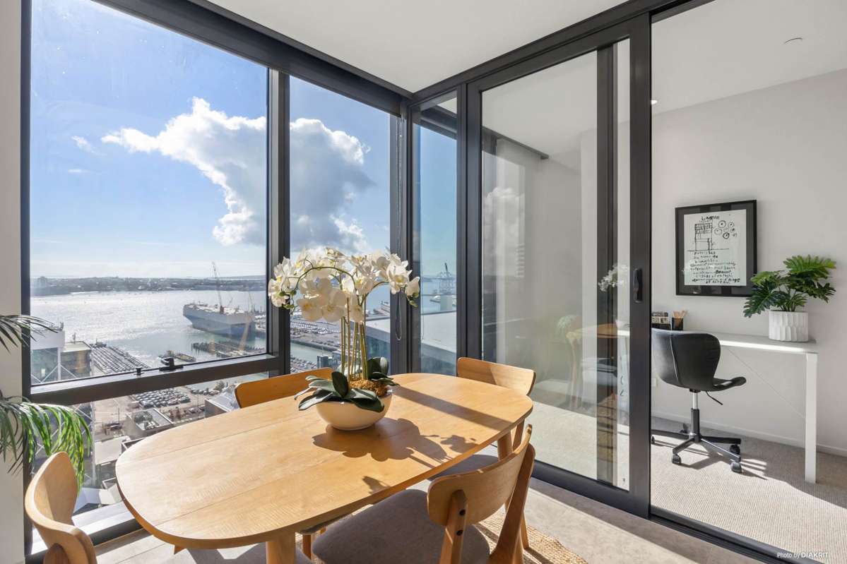 2202/10 Commerce Street_4