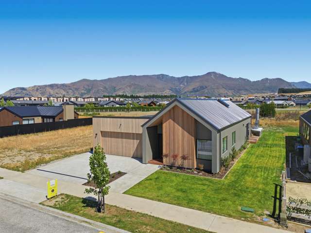 Luxe Living Against a Stunning Mountain Backdrop