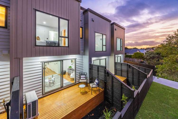2 /1 Photinia Place Botany Downs_7