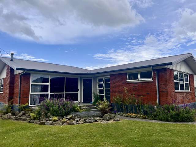 A Standout Queenwood Home You Won’t Want to Miss