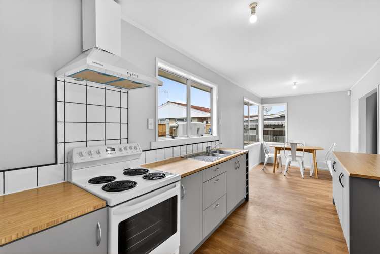 406 Avenue Road West_5