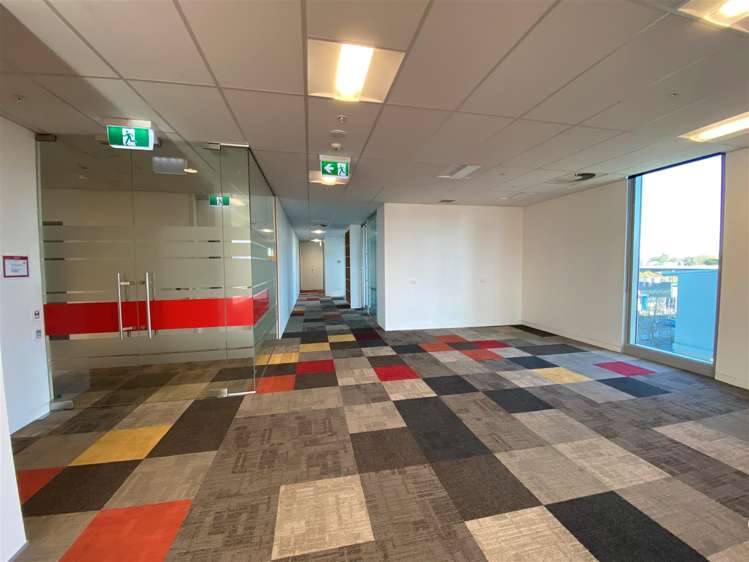 Part 3rd Floor, 109 Ward Street Hamilton Central_3