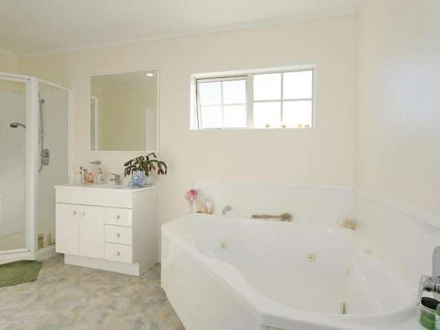 33 Grimsby Grove Wainuiomata_3