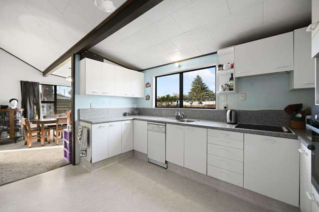 8 Elmwood Crescent Pukete_3