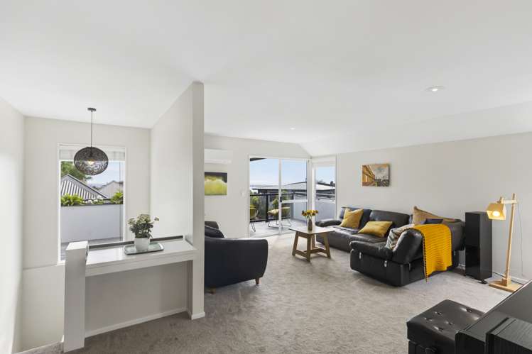 2/135 Soleares Avenue Mount Pleasant_3