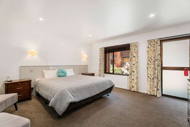 Central Queenstown – St. James Apartment