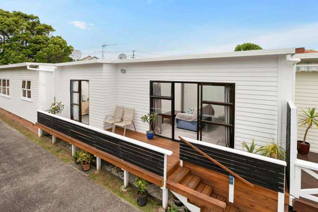 Sunny Two Bedroom Unit, Mission Bay
