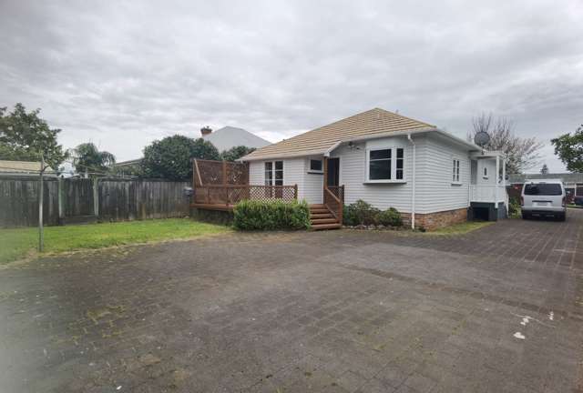 Mt Albert Grammar Zone 3 bedroom double garage