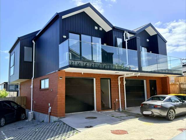 Modern Freehold Living – Price Slashed!