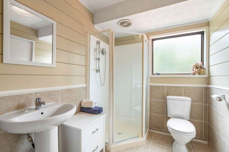 2/106 Bradbury Road Botany Downs_11