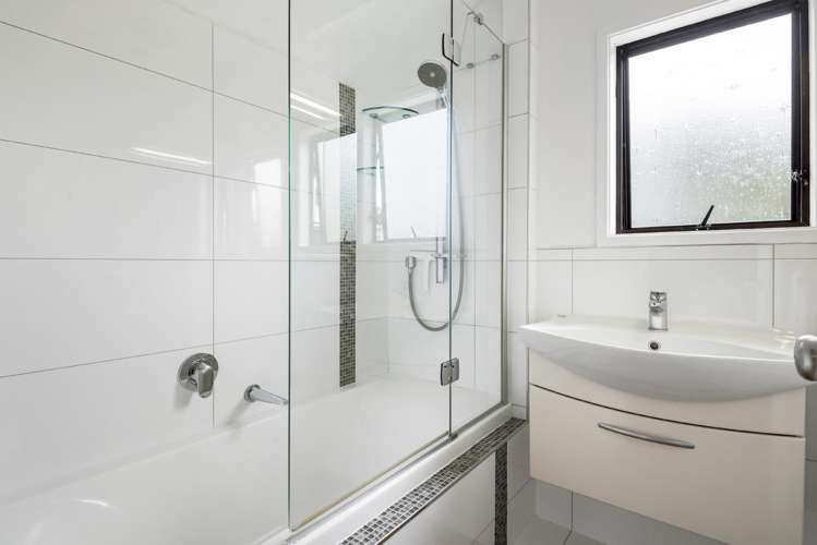 1/70 Ayton Drive Totara Vale_21