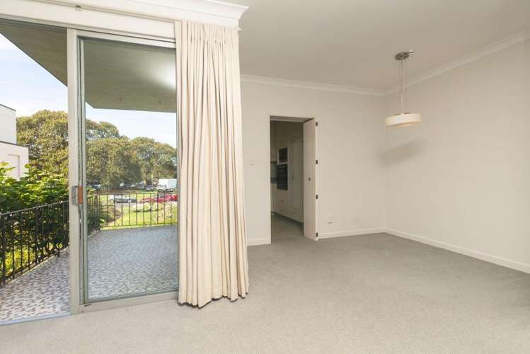 3/7 The Parade 1787_6