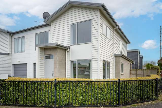 Hillcrest Zoned, Freehold & Family-Ready