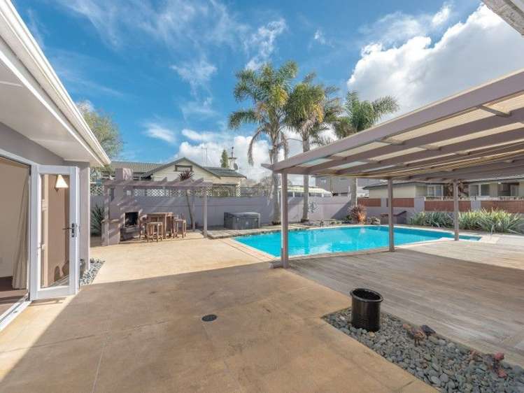 735 River Road Chartwell_21