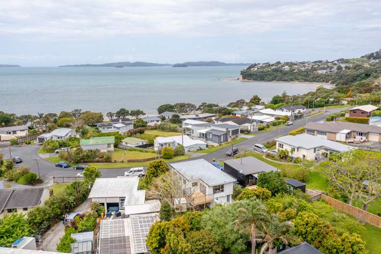 9 Piccadilly Circus Snells Beach_34