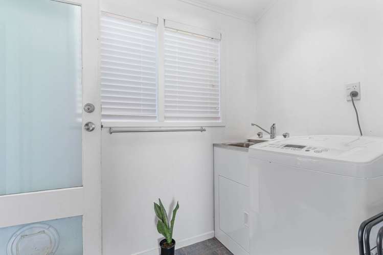 1B De Val Drive Titirangi_6