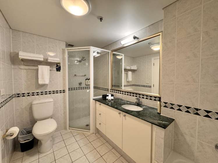 2207/8 Albert Street 10015_7