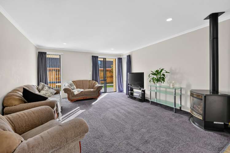 7 Kingroyal Lane Hamilton East_10