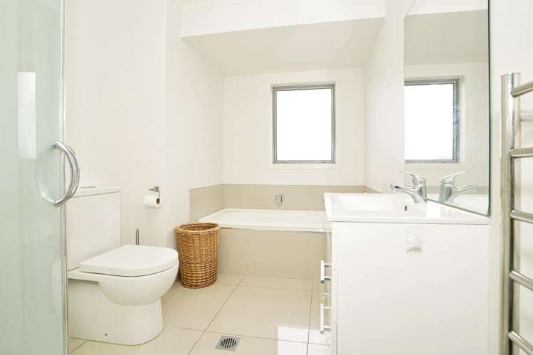 2/9 Vialou Street Hamilton Central_10