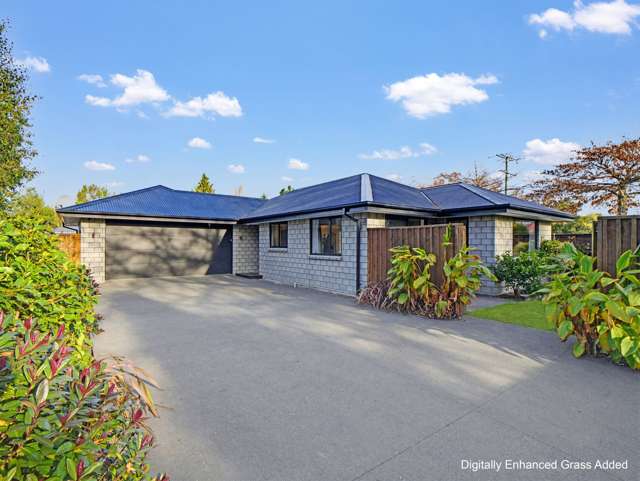 Woodend Living with Decks and Sunshine.