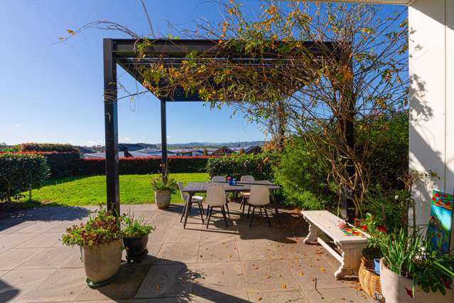 G.J. Gardner Ex-Show Home with Lake Views