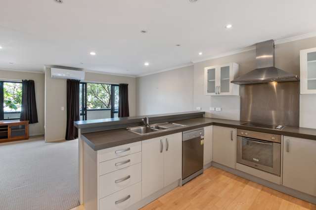 2/8 Wellington Road Paekakariki_2