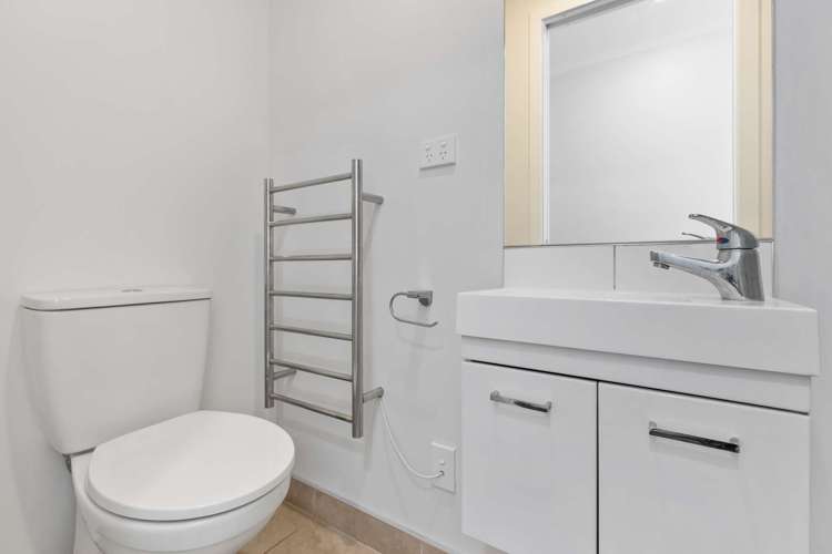 2/113 Knighton Road Hillcrest_13