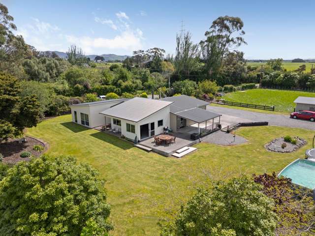 Town meets Country - Superb Lifestyle Opportunity!