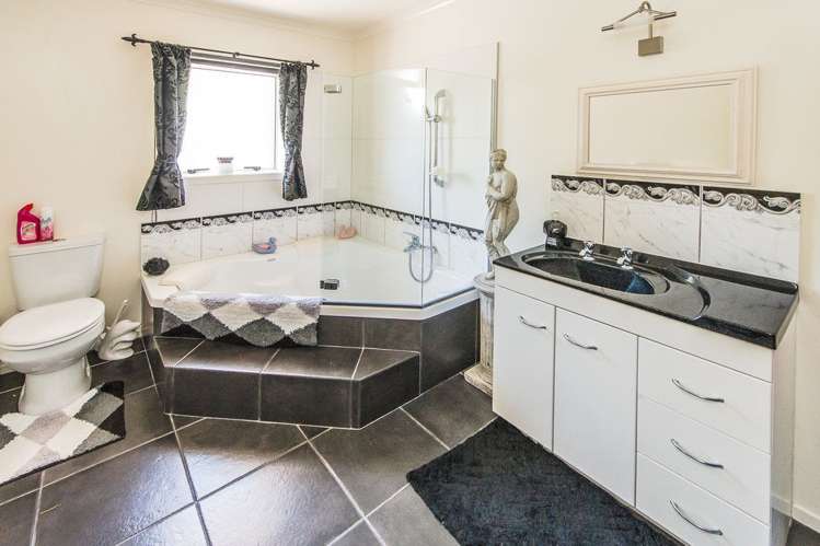 22 Lithgow Drive Otamatea_9