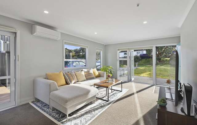 2/1 Murphy Place Titahi Bay_2