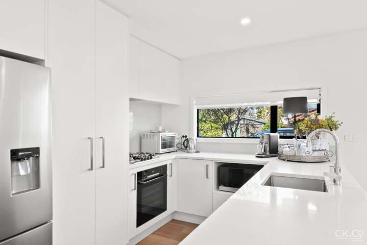 1/51 Kings Crescent Lower Hutt Central_5