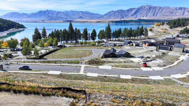 Section in Pure Splendour: Station Bay Lake Tekapo